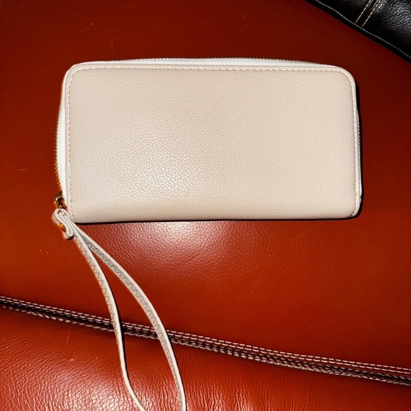 Badgley Mischka Cream and White Wallet with Gold Logo. Brand new - Picture 3 of 3